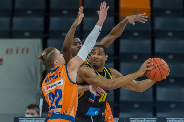 行友好的交 行友好的交